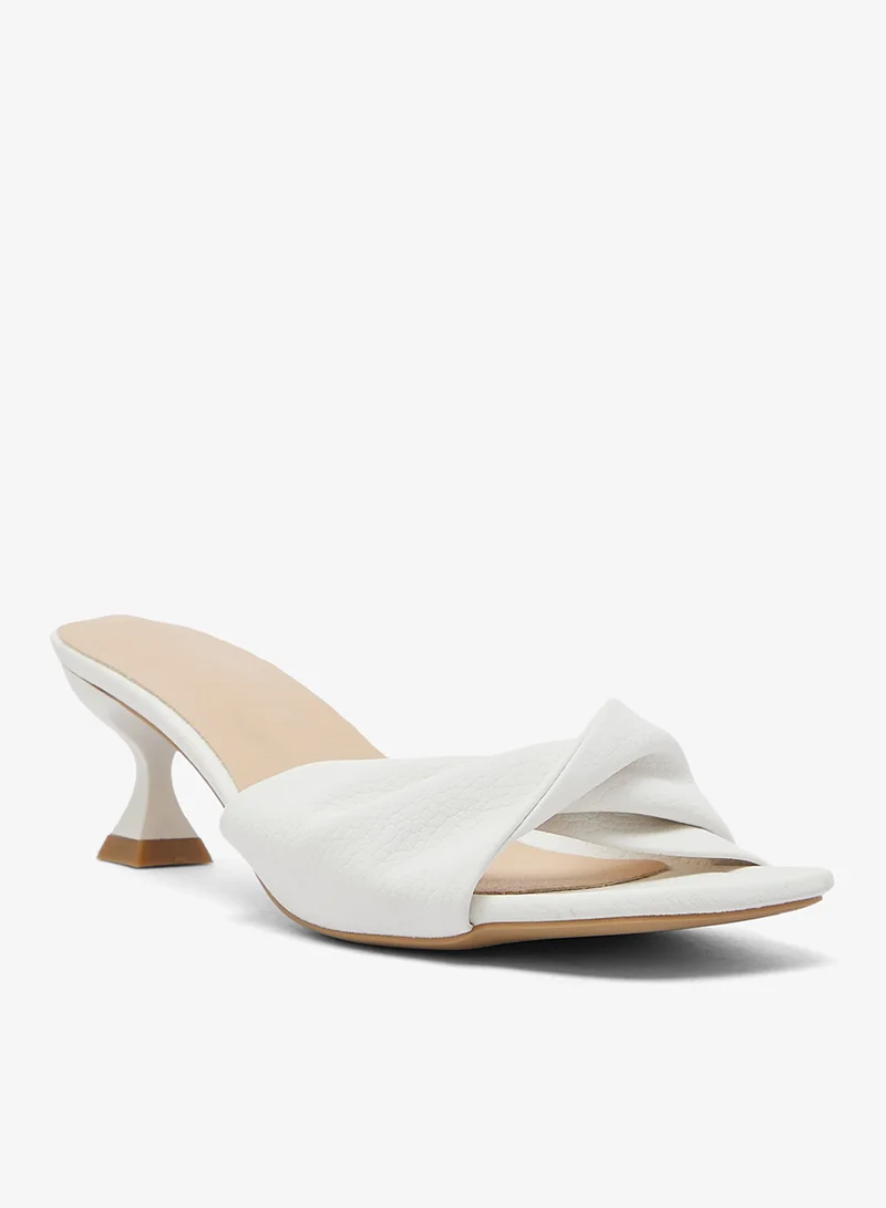 جينجر صنادل بكعب قطة بتفاصيل رباط ملتف